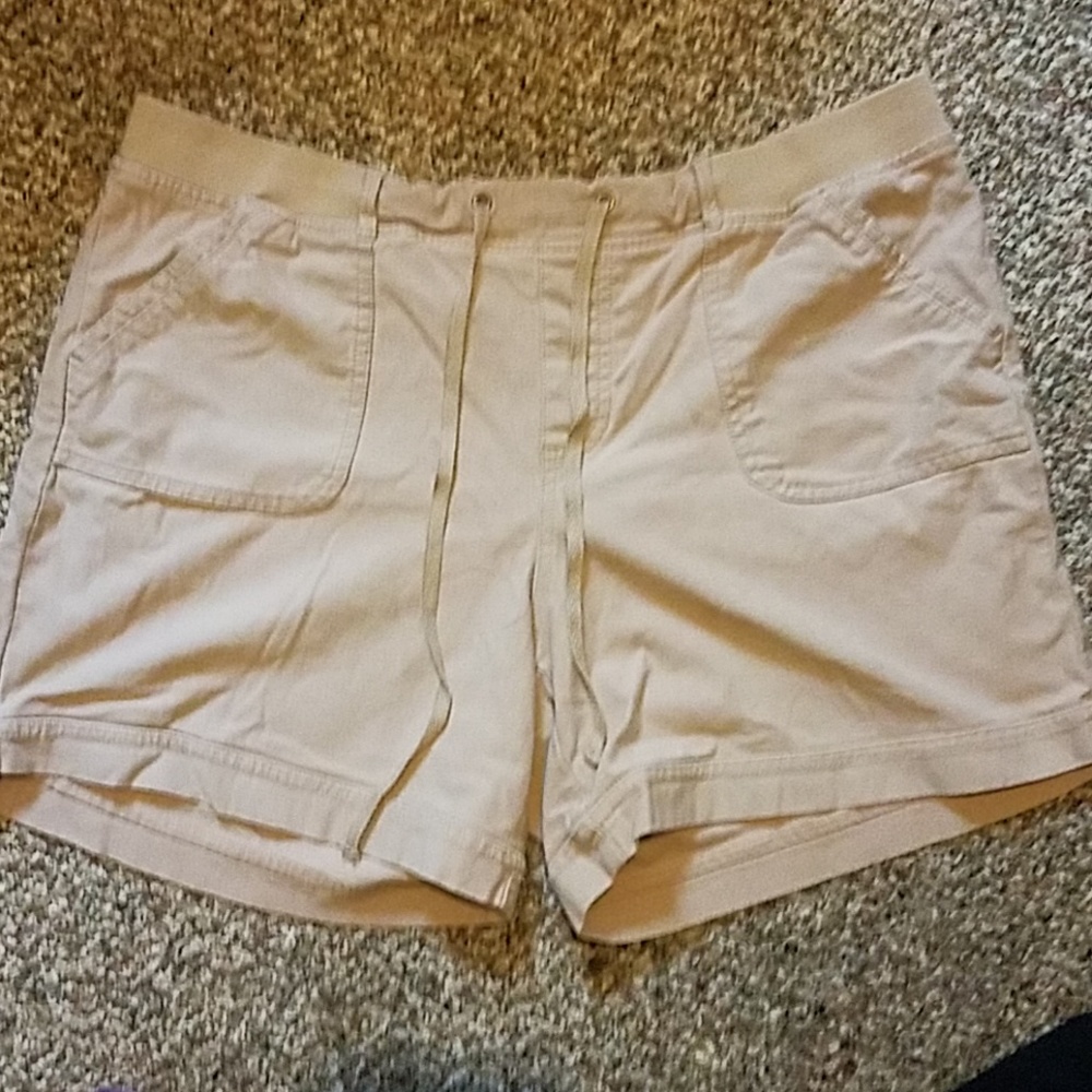 Gloria Vanderbilt size 16 tan shorts